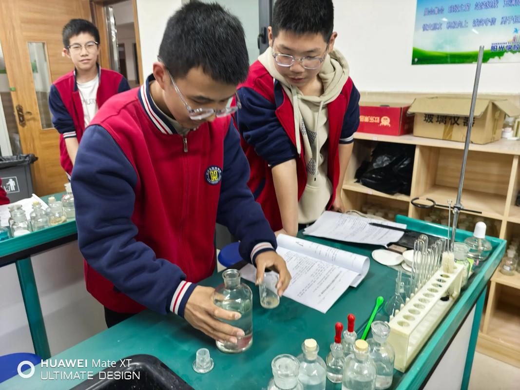 中学化学实验课堂学生小心翼翼操作试管