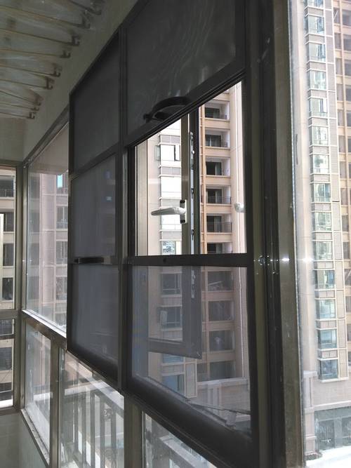高层阳台积灰纱窗实拍