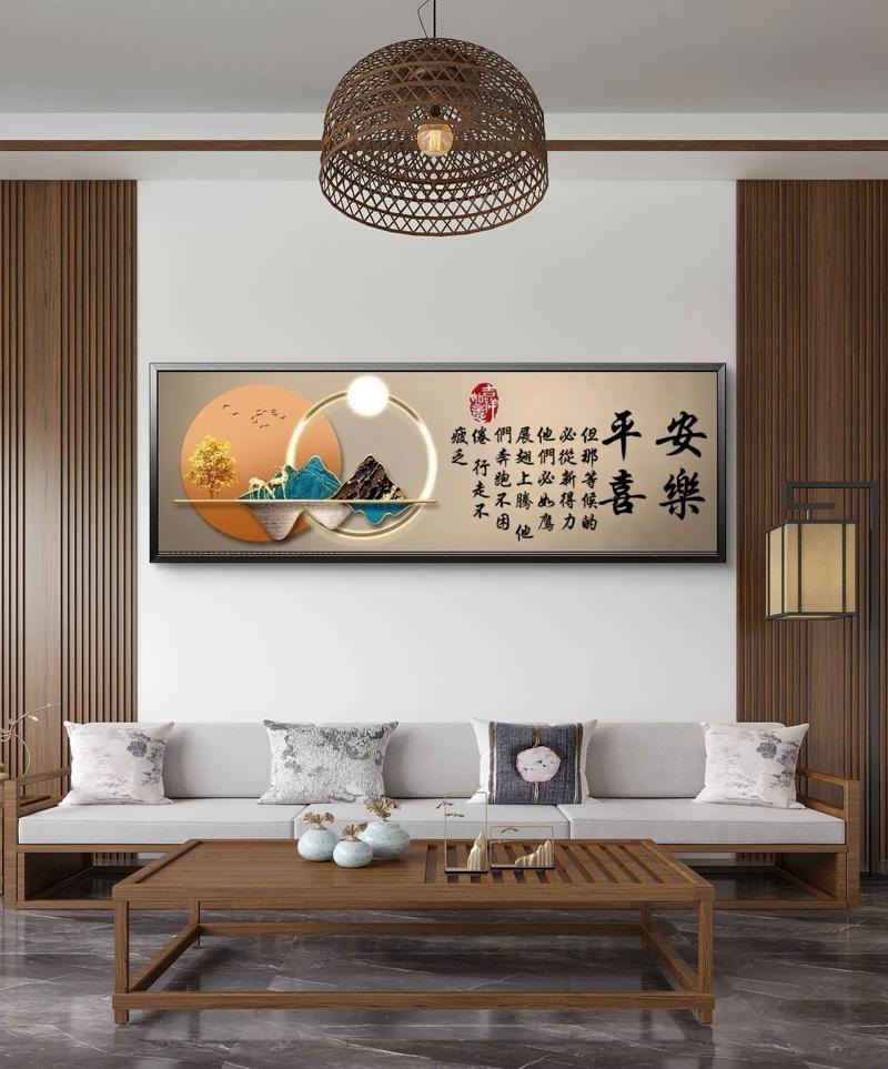 温馨客厅墙上挂着木制家庭口号牌,旁边有孩子画作