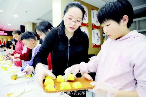 亲子厨房分面团玩节奏游戏实拍
