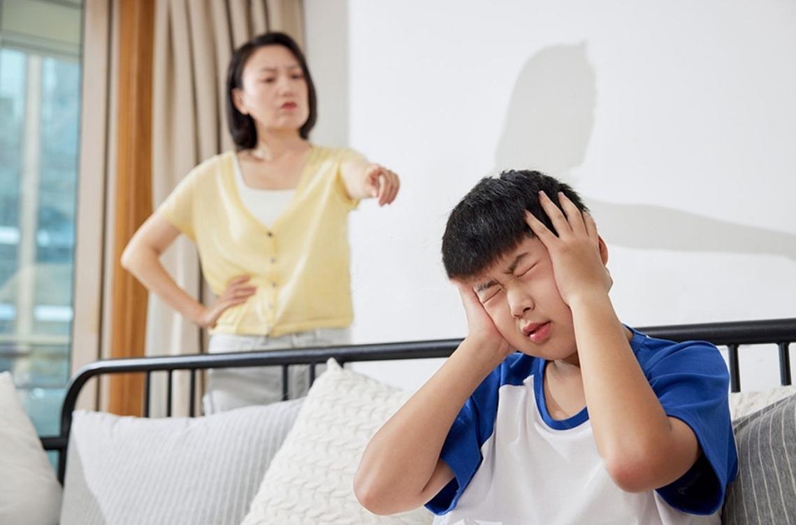 青少年叛逆期母子争吵冲突场景