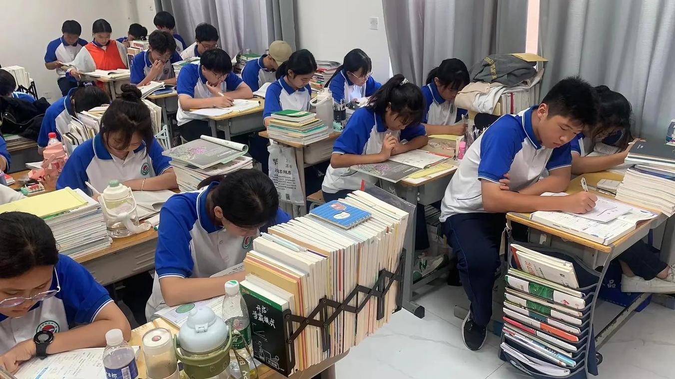 高三学生整理多份学业参考资料场景
