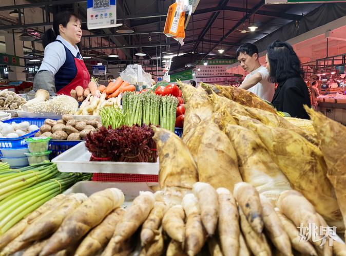 春天菜市场带泥新鲜春笋摊位