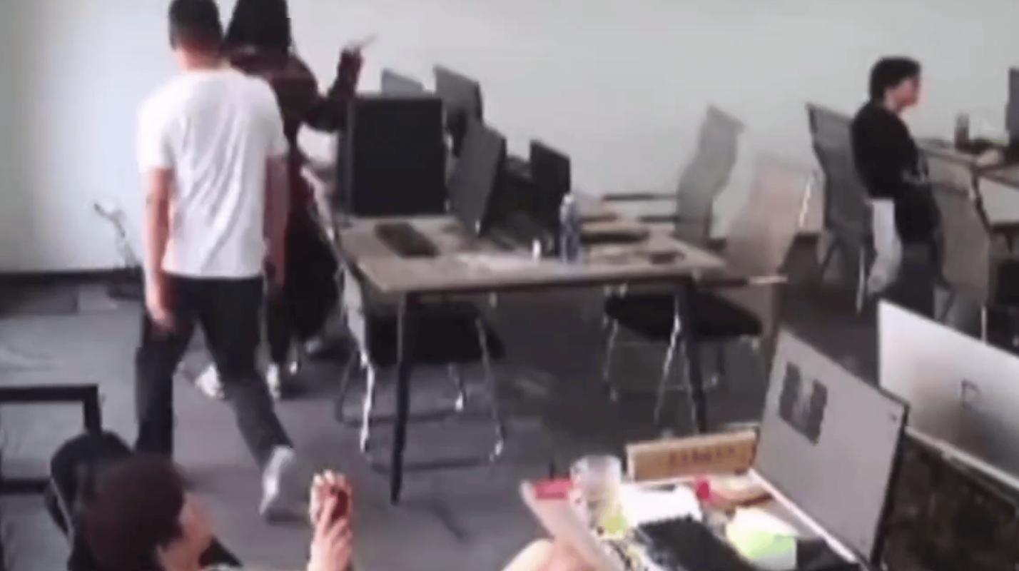 企业开放办公区同事拍桌子争执的真实场景