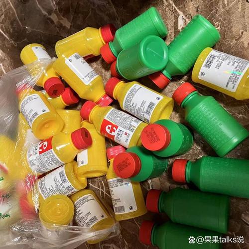 猫咪乱尿后酶解清洁剂清理沙发现场图