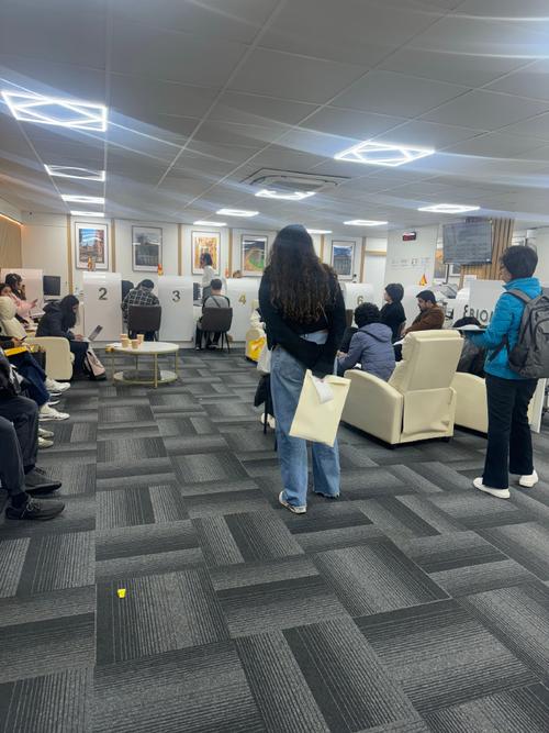 美国F1签证面试窗口实拍图
