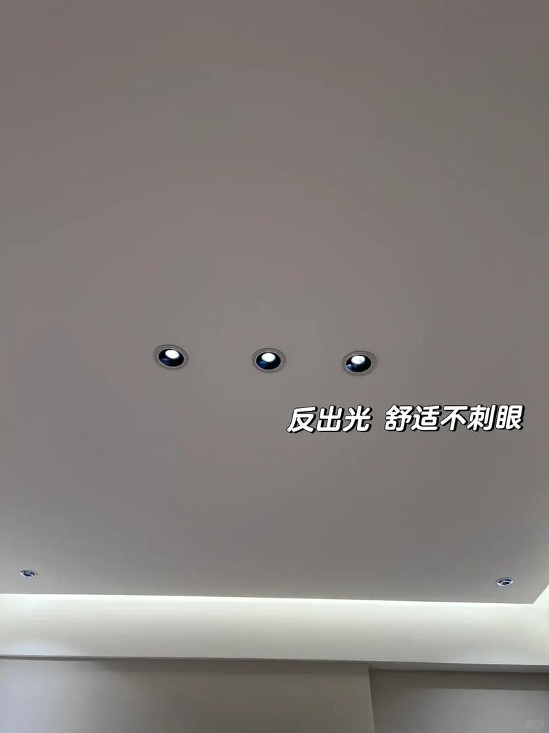 灯光,要亮,但不能刺眼