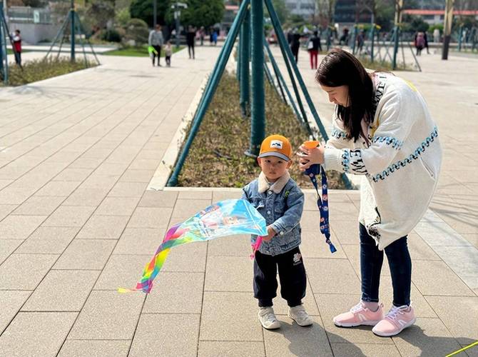 志愿者陪临终关怀儿童公园放风筝照片