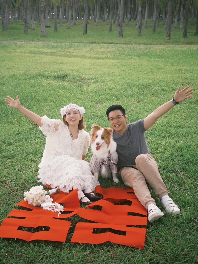 晨间婚礼新娘与宠物狗草坪互动