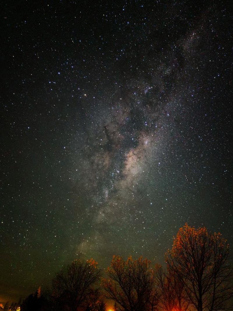 手机摄影专业模式拍摄的银河星空照片