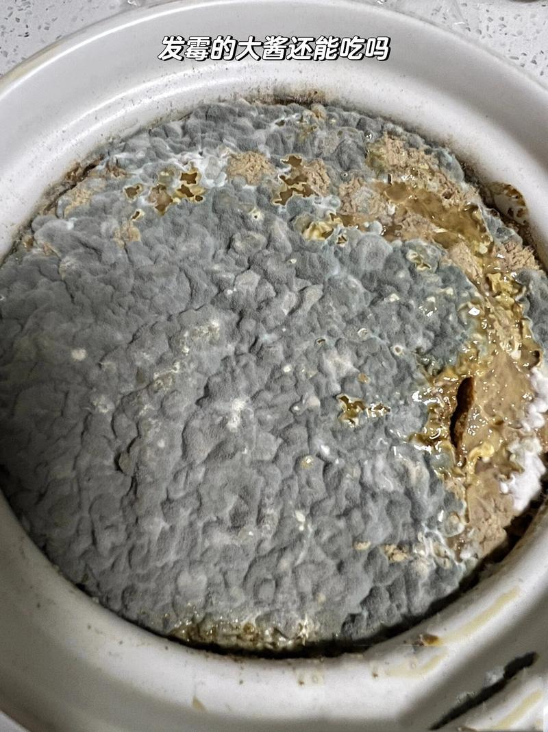 厨房橱柜发霉变质的开封调料