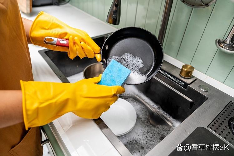 家用厨房小苏打清洁操作实拍图