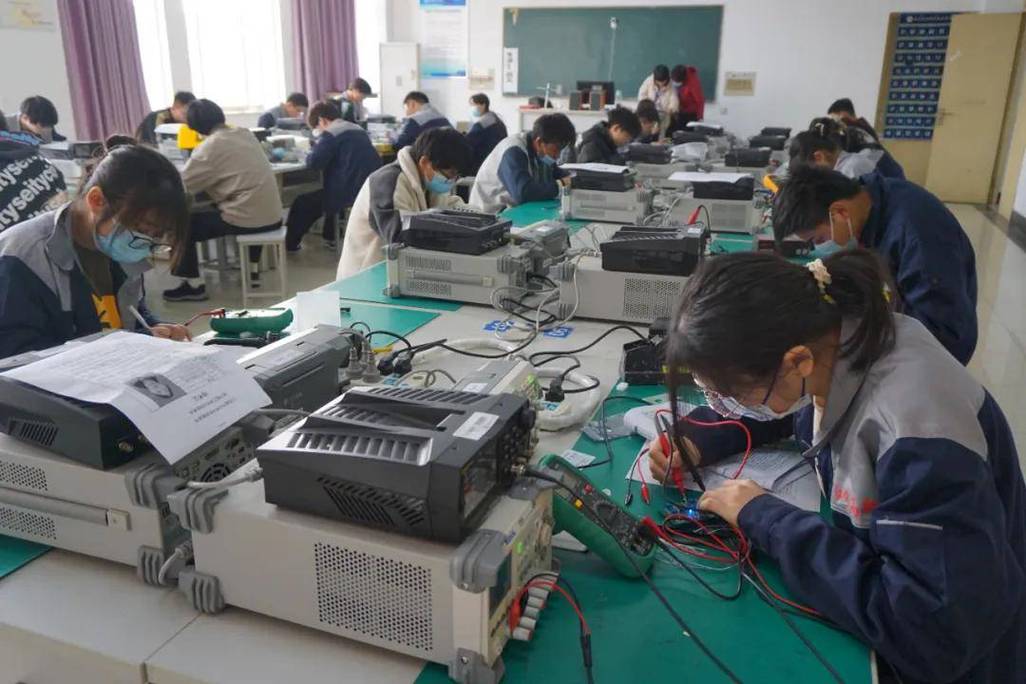 职教高考考场学生操作设备