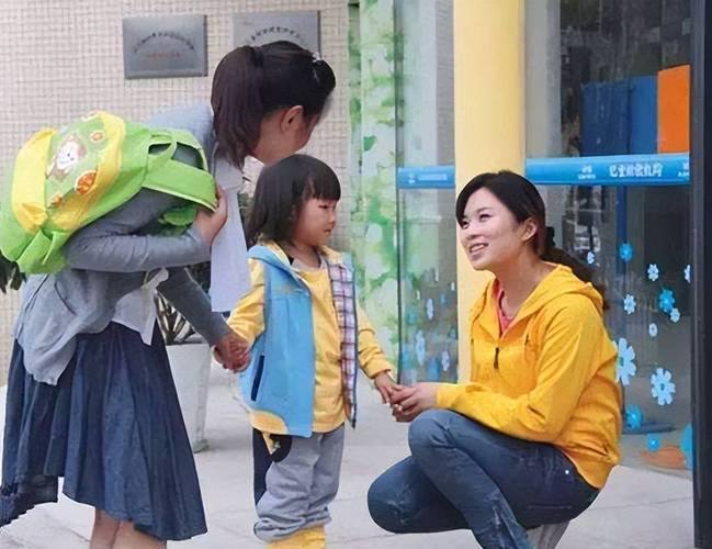 妈妈坐在幼儿园教室门口陪孩子的实拍图