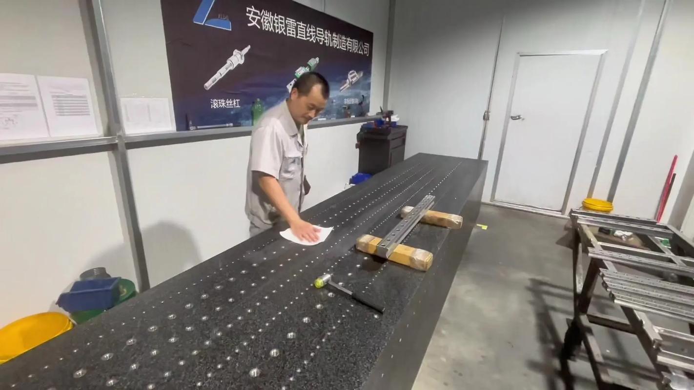 直线导轨安装基准面打表现场图