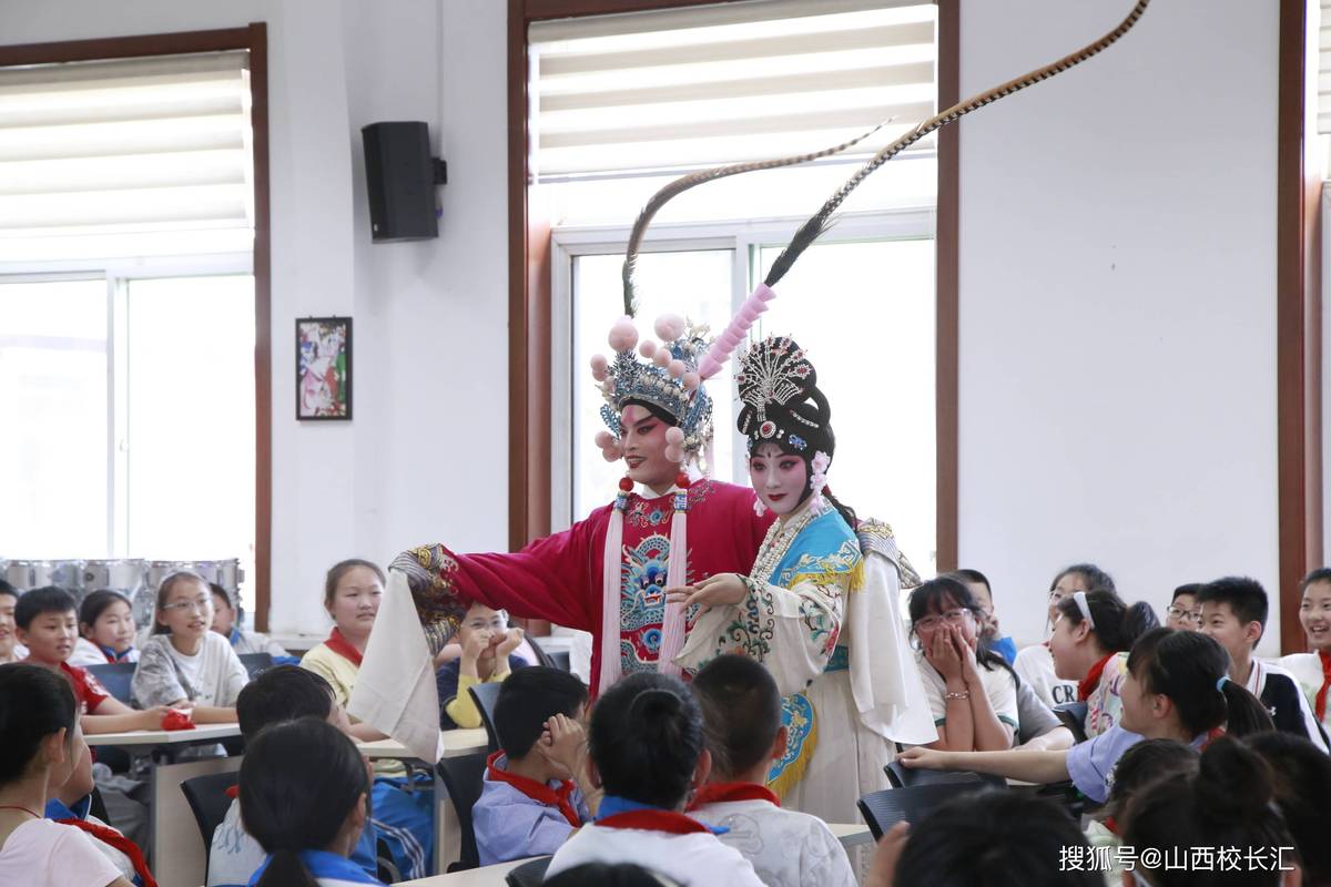 小学戏剧进校园学生分组排演课本剧现场