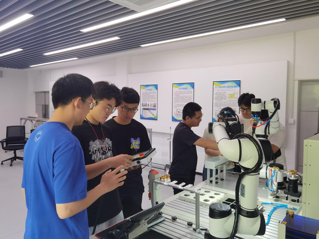 青少年在科技孵化实验室组装机器人，导师指导