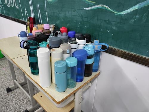 中学教室讲台玻璃水杯摆放场景