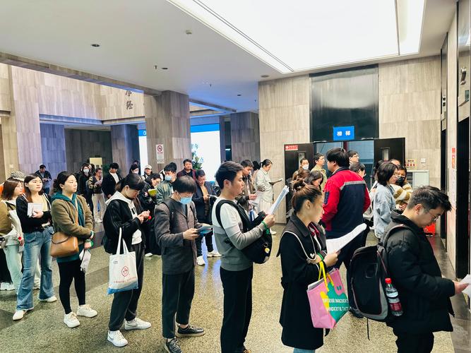 拥挤的研究生考试报名现场排队确认