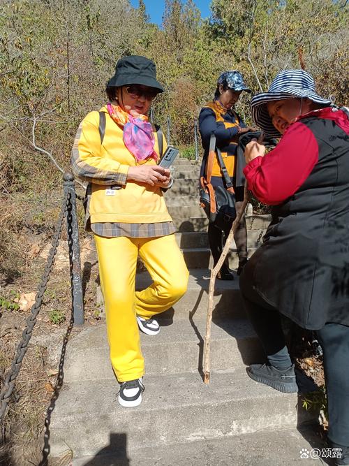 小学生登山气喘吁吁被老人超越