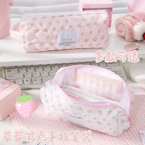 小学生铅笔盒里半块带草莓印花的橡皮