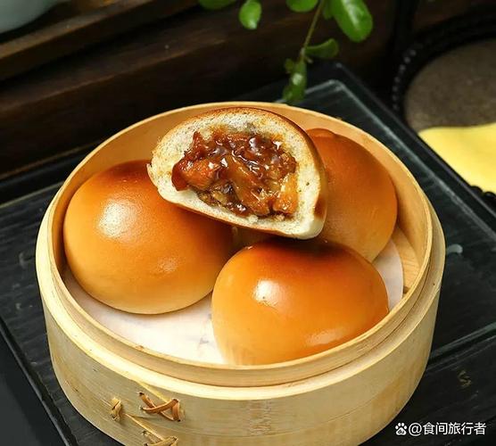 多种造型的花式餐包摆满烤盘