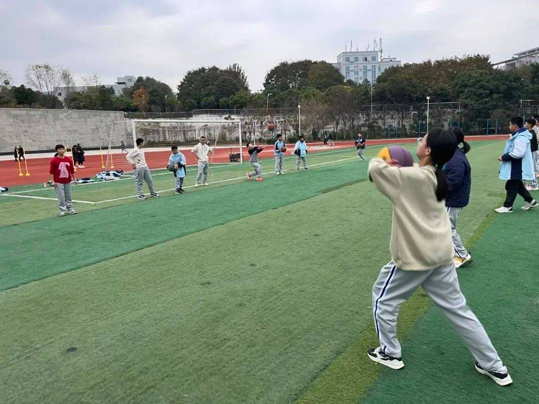 课后服务学生户外社团活动场景