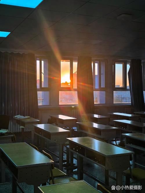 小学教室后门下午三点阳光光斑