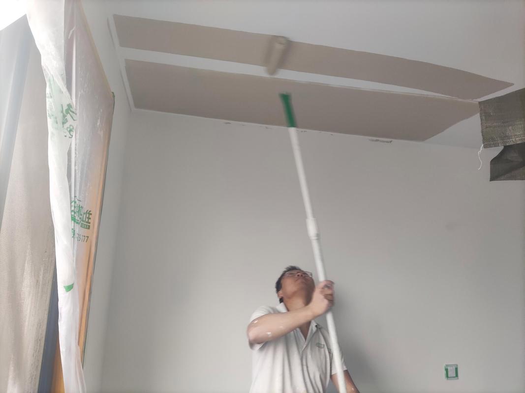 木工装修猪鬃刷涂刷清漆现场图