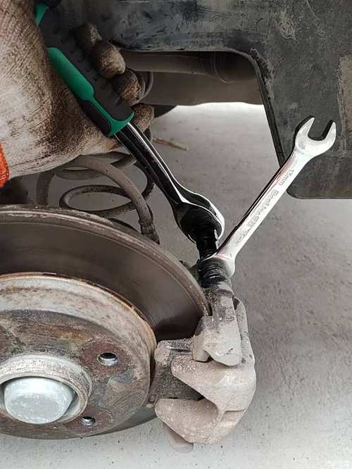 维修师傅用扭力扳手拧汽车刹车分泵螺栓实拍