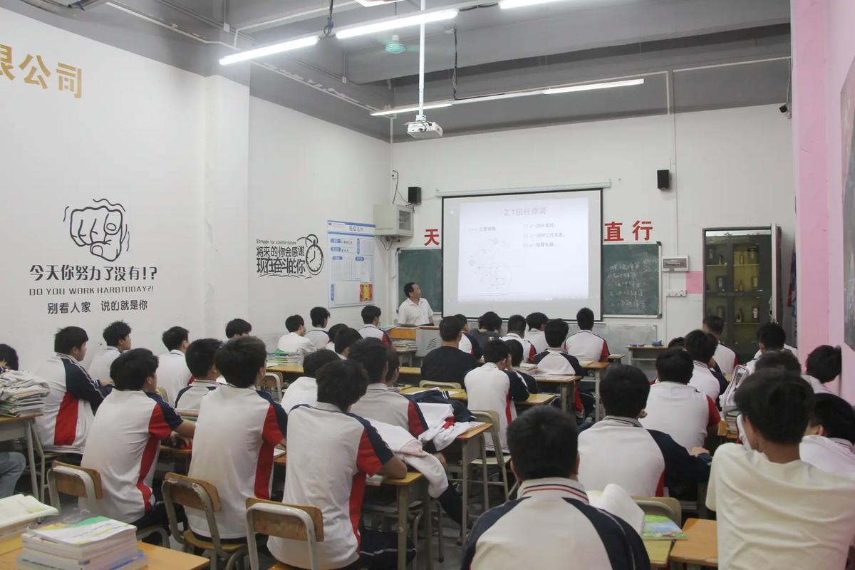 中学生职业规划课堂互动场景