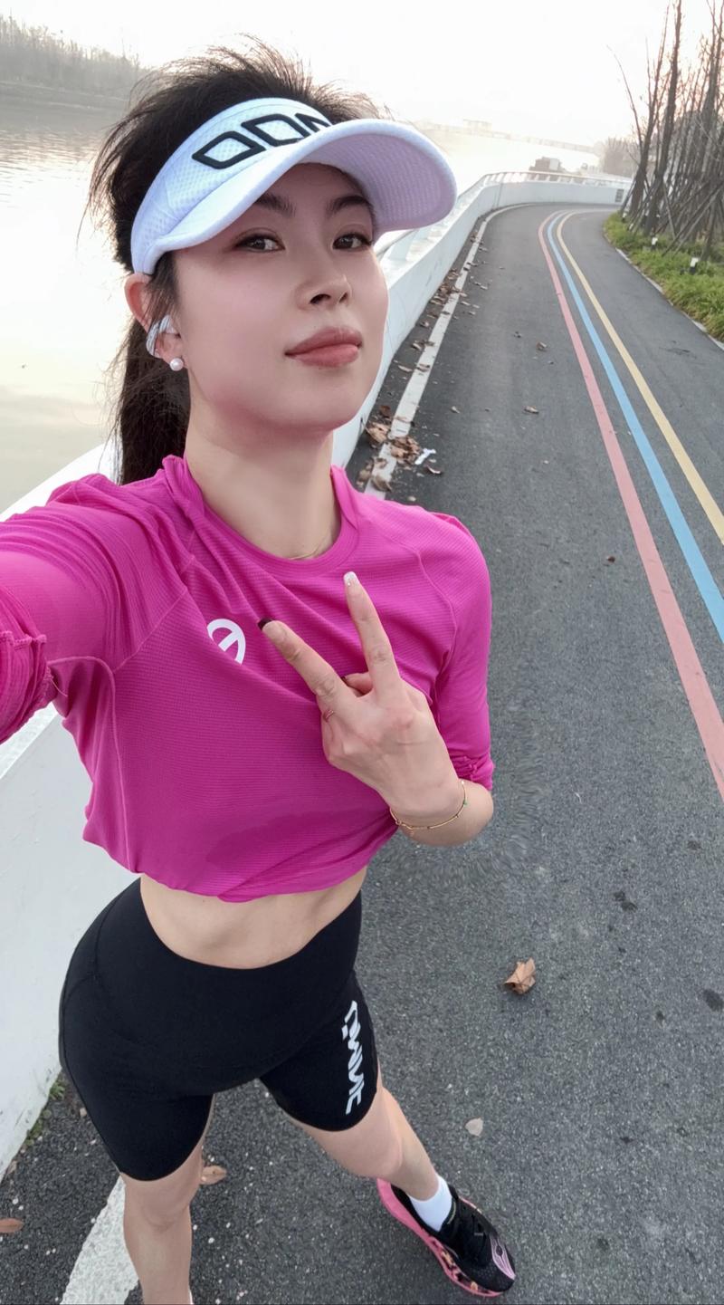 跑步新手第一天跑完后疲惫的自拍