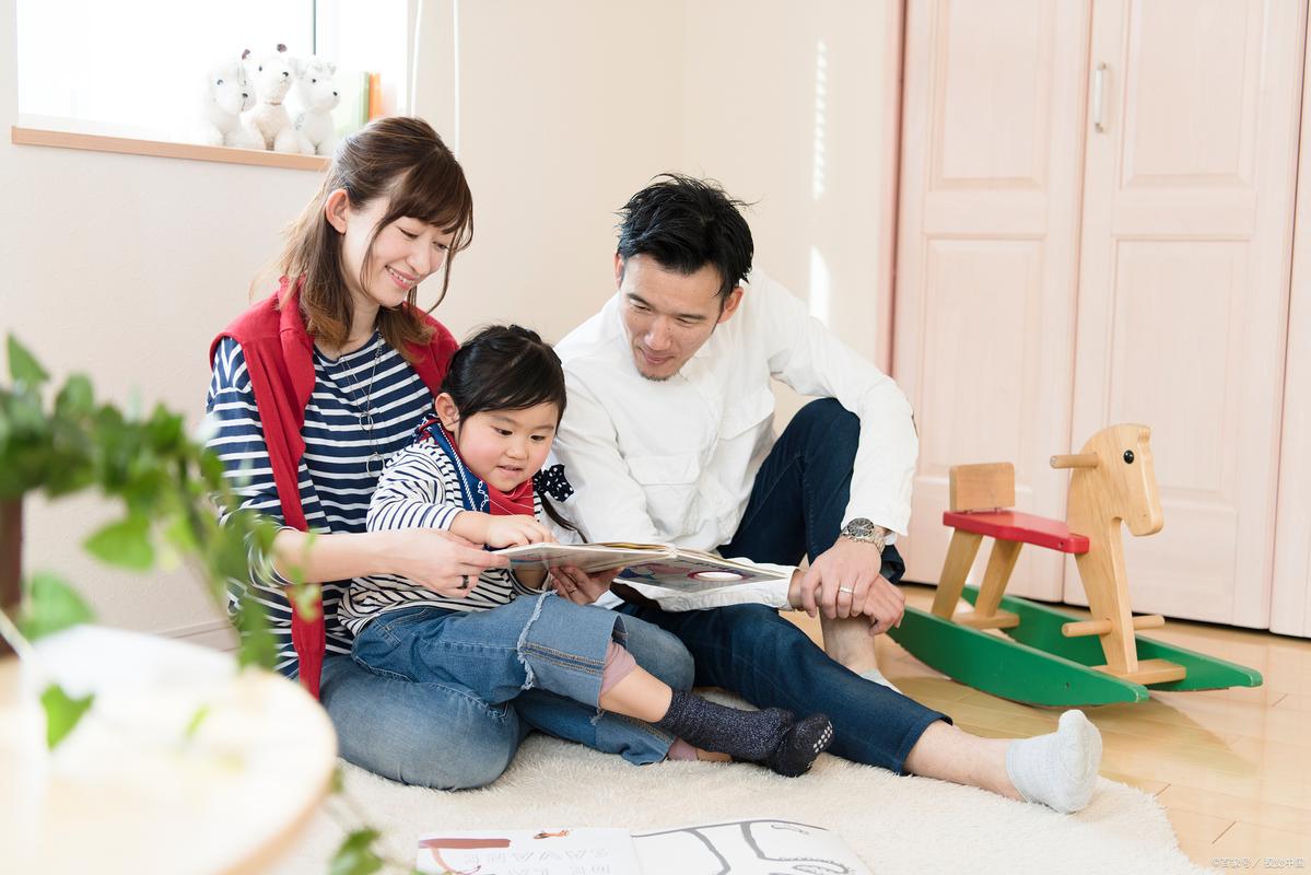 多孩家庭亲子共读温馨场景图