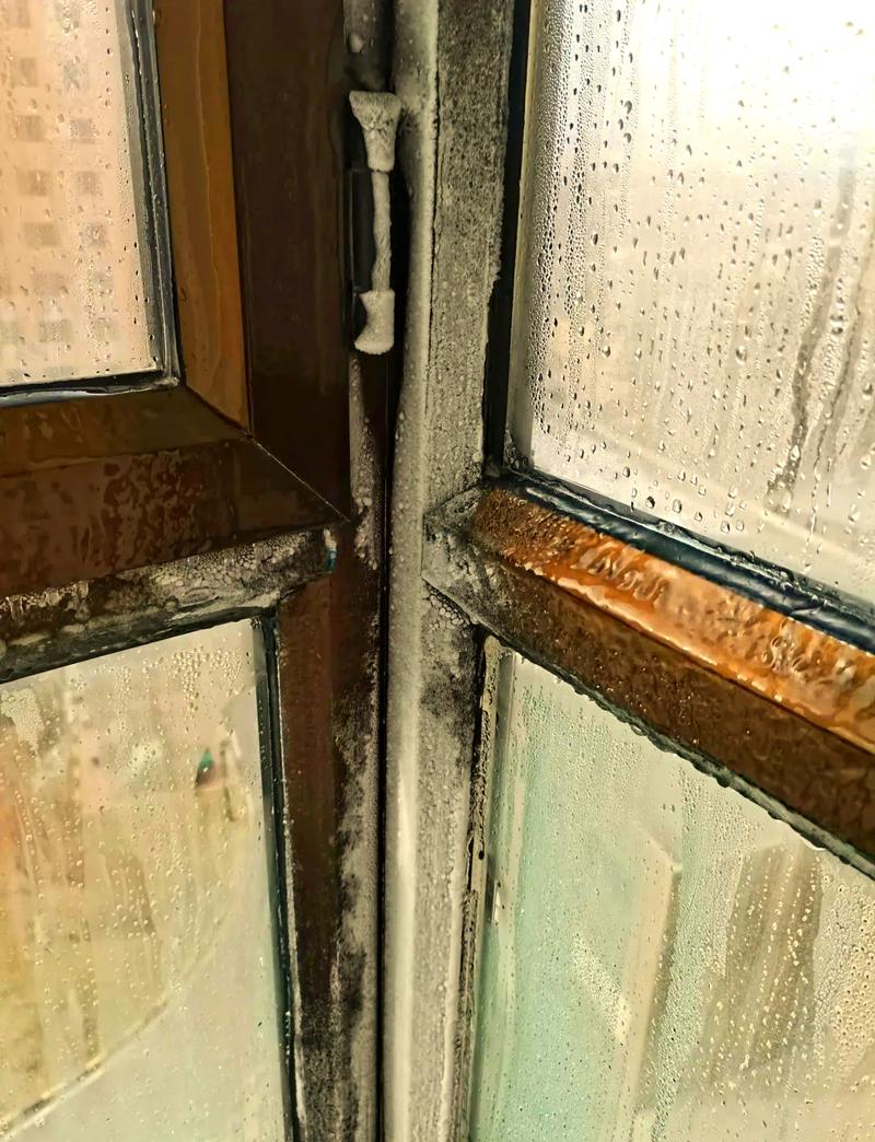 二、门窗:你家的窗户可能成了“漏气筒”