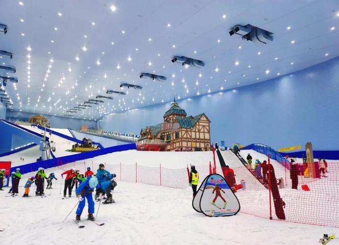 城市室内滑雪场新手初学者练习场景