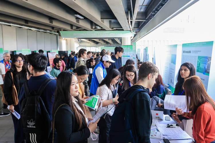 海外大学校园国际学生实习招聘会现场