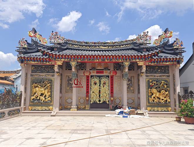 粤北古村翻新后祠堂大门浮雕实景