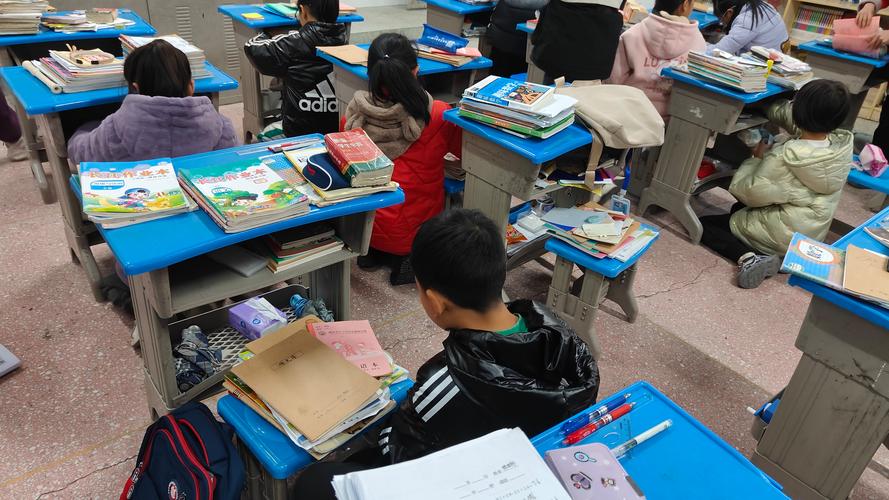 九岁孩子自己整理书包书桌实景图