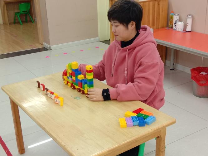 儿童乐理课上用积木演示节拍的实拍图