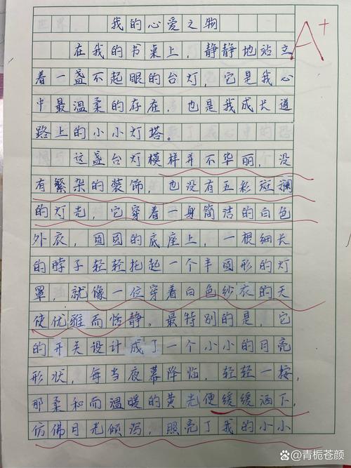 小学三年级孩子对着书桌上的小台灯发呆写作文