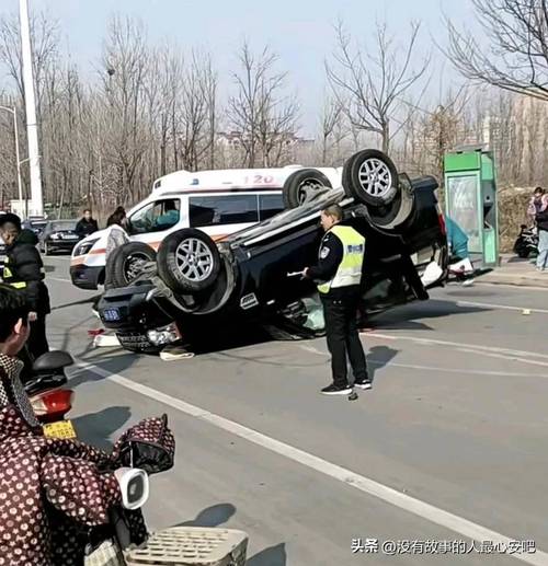城市道路中汽车紧急避险撞向路边车辆的事故场景