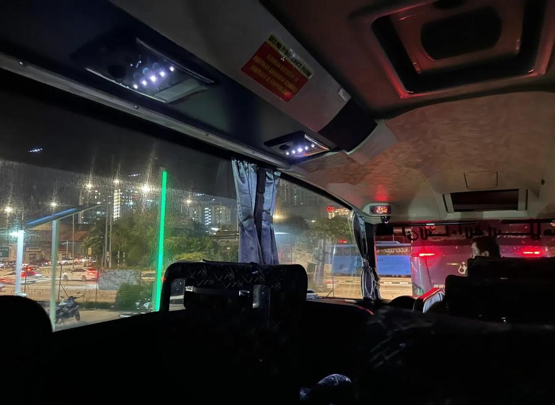 深夜服务区大巴车