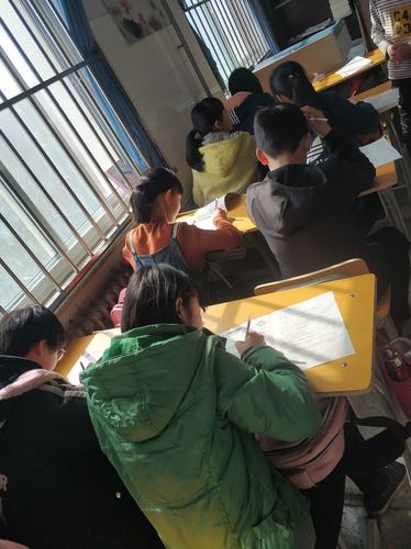 乡村中学走廊学生靠墙蹭wifi的特写
