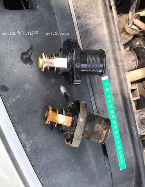 汽车故障节温器拆检新旧对比图