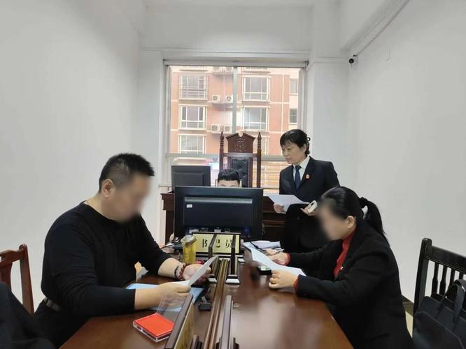刑事辩护律师认真翻阅案件卷宗场景