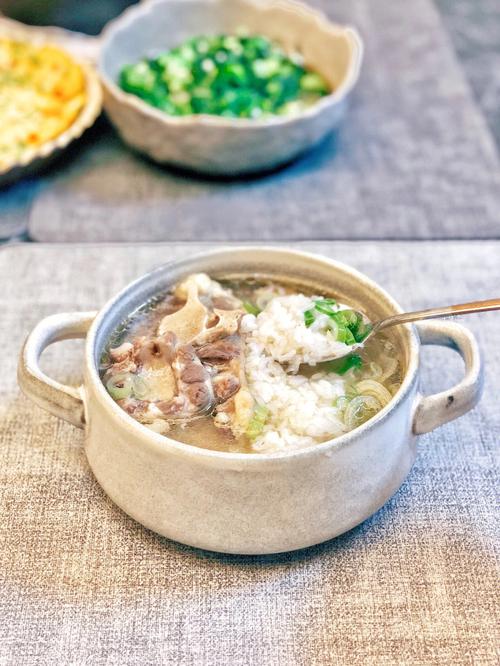 乐山老坛泡萝卜配牛骨汤泡饭
