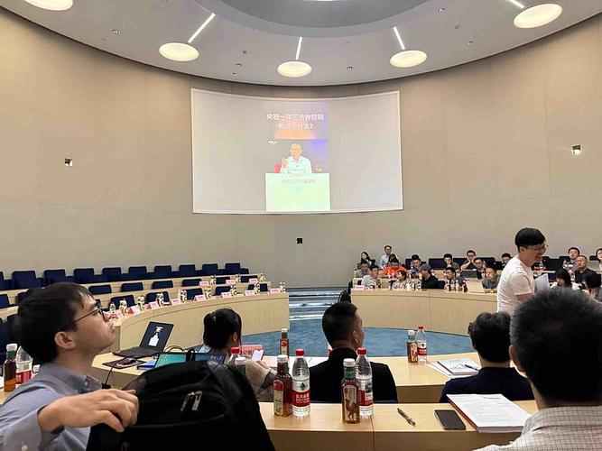 小型股东会参会者手机录像现场图