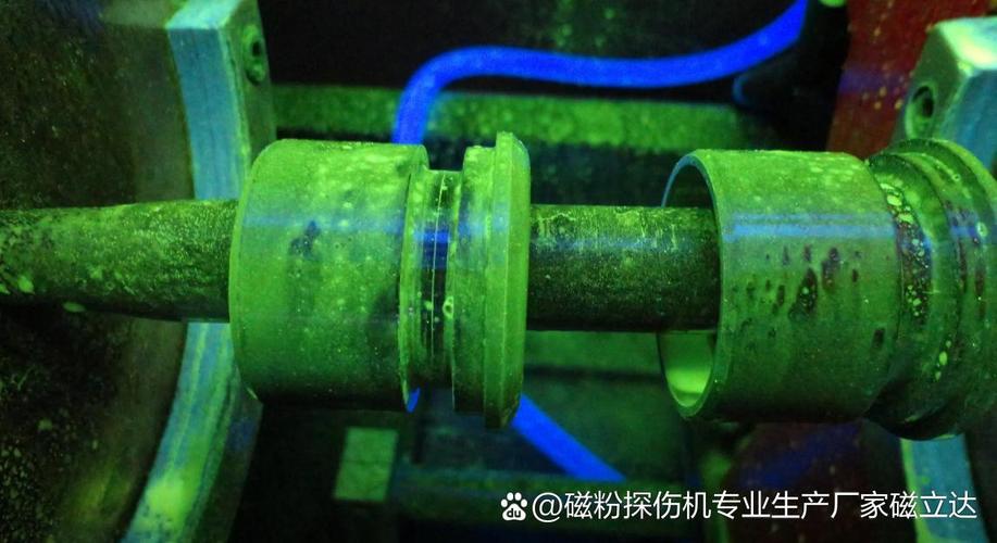 技术人员使用磁粉探伤机检测航空零件裂纹