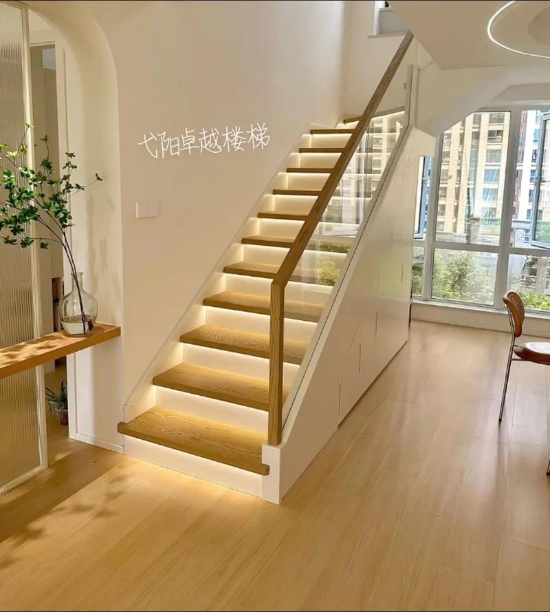 复式楼梯间长虹玻璃窗设计
