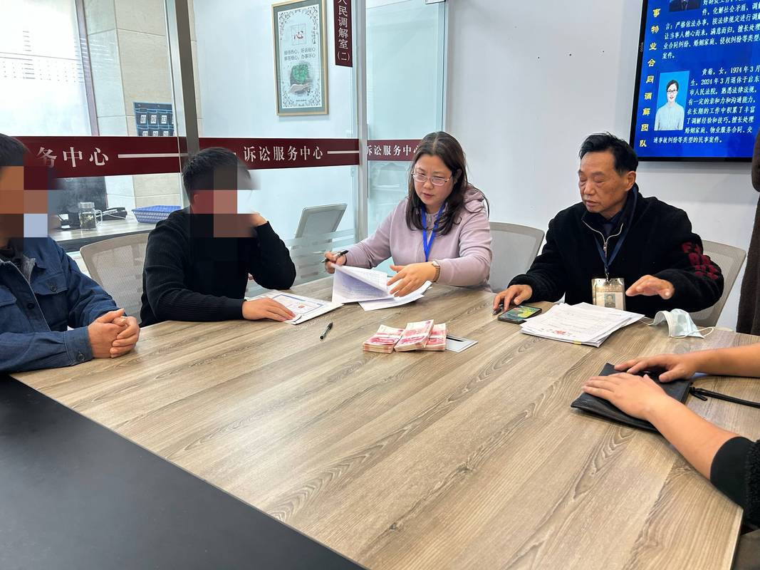 律师与客户讨论离婚费用场景